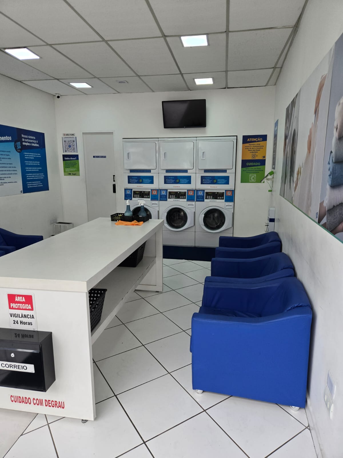 área de espera lavanderia self-service limpa vila prudente